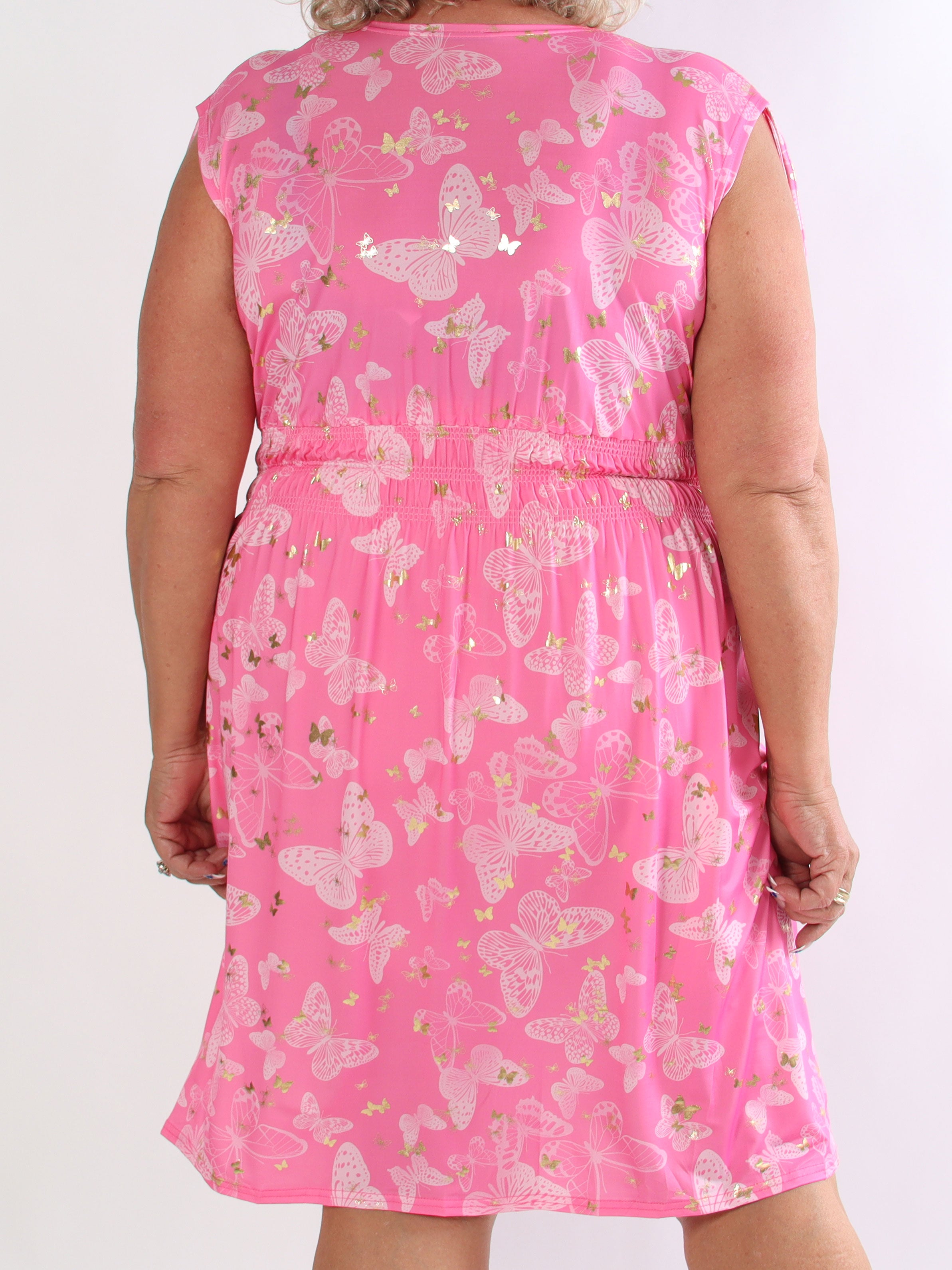 Pams Butterfly Sleeveless Short - Elastisk plus size klänning med fjärilstryck och smock i midjan